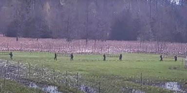 Бежали с лестницами, гвоздями и досками: в Польше отбили "штурм" мигрантов с территории Беларуси (видео)