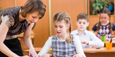 Доплаты учителям: кто с 1 января 2025 получит ежемесячную надбавку