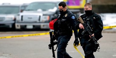 Был пациентом психбольницы: в США задержали стрелка, которые убил больше 20 людей (фото)