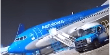 Шквалистий вітер здув Boeing 737 зі стоянки в аеропорту Буенос-Айреса (відео)