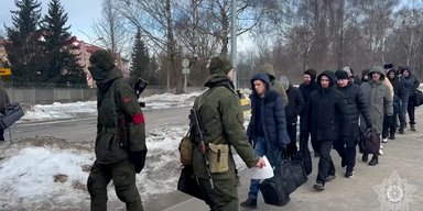 Паника в Беларуси: мужчины массово получают повестки и едут на военные сборы (фото)