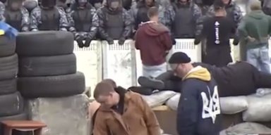Местные бьют тревогу: в Петербурге появились флаги Украины, баррикады и "майдановцы" (видео)