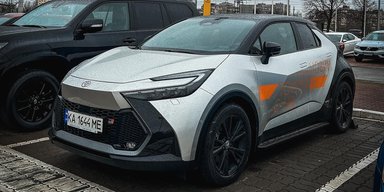 У Києві помітили новий яскравий кросовер Toyota з витратою 4,1 л на 100 км (фото)