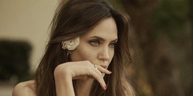 50-летняя Анджелина Джоли вышла в свет в полупрозрачном платье (видео)
