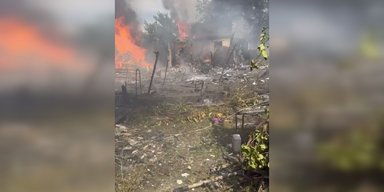 ВС РФ массированно атаковали Доброполье: жилые дома в огне (видео)