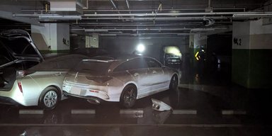 Mercedes, Lexus и BMW: сотни дорогих авто четыре дня стояли затопленными на паркинге (фото)