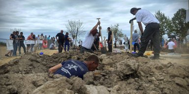 Головний приз лише 640 доларів: в Угорщині пройшли дивні змагання на кладовищі