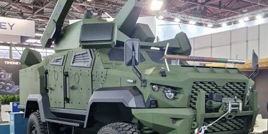 Сочетает защиту от дронов и прямую огневую поддержку: Словакия передала Украине новый бронеавтомобиль