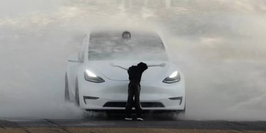 Протаранив стіну та збив "дитину": автопілот Tesla провалив прості тести (відео)