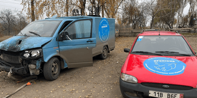 У Костянтинівці авто з іноземними журналістами та волонтерами потрапило під обстріл: відео атаки