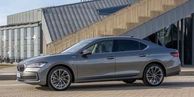 Skoda представила мощного флагмана с расходом менее 2 л/100 км (фото)