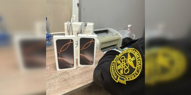 Випередили магазини: на кордоні з Румунією вперше затримали контрабандиста з IPhone 16 (фото)