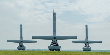 "Умные" дроны V-BAT заставили летать роем: как военные будут их применять (видео)