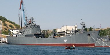 В Крыму ГУР ударило по БДК "Ямал" и "Николай Фильченков" РФ: экипаж был на палубе (видео)