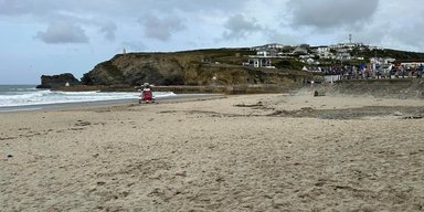 Стояли и смотрели: в Британии люди фотографировались на пляже, пока женщина тонула в море