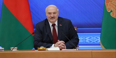 "Починай ворушитися": Лукашенко зробив Макрону пропозицію під час переговорів
