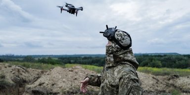 Ударил в уязвимое место: на востоке Украины "жертвой" дрона пал танк ВС РФ (видео)