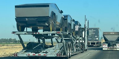 У США помітили автовози з новенькими пікапами Tesla Cybertruck (фото)