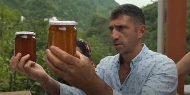 Безумный мед: как добывают странный деликатес, вызывающий галлюцинации (видео)