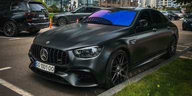Їх виготовили лише 999: у Києві помітили рідкісний заряджений Mercedes (фото)