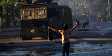 Горящий небоскреб и бунт в Сантьяго. Фоторепортаж: как в Чили протестуют из-за повышения цен в метро