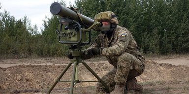 Минус российская БМП: на фронте засветились фугасные ракеты для ПТРК "Стугна" (видео)