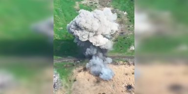 FPV-дрон взорвал робота со взрывчаткой: ВСУ показали, как уничтожили важный мост (видео)