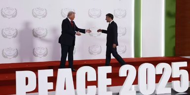 Сварка Трампа і Макрона на сцені в Єгипті: їхню розмову розібрала по губах фахівчиня (відео)