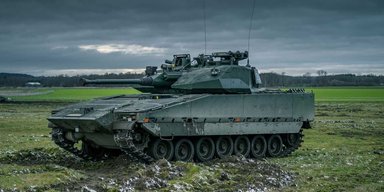 Украина и Швеция задекларировали совместное производство БМП CV90, — премьер Кристерссон