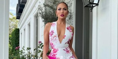 Дженнифер Лопес вышла в свет в потрясающем цветочном платье