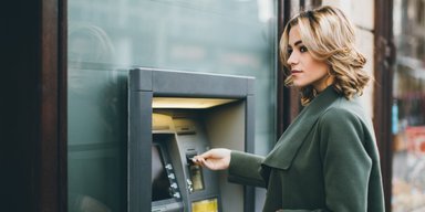 Усім потрібна готівка. Чому українці почали масово знімати кошти з банківських рахунків