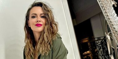 "Я свободна": звезда сериала "Все женщины — ведьмы" удалила импланты и объяснила свое решение (фото)