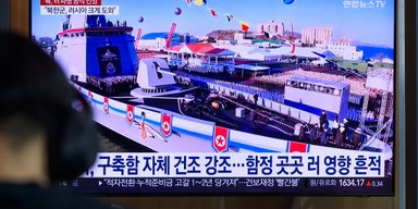 Истощенные моряки КНДР попали в больницу после банкета в честь Ким Чен Ына (видео)