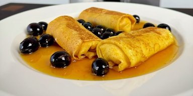 Невероятно вкусные блинчики с творогом и апельсиновым соусом: пошаговый рецепт