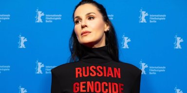 Маша Єфросиніна здивувала сукнею на червоній доріжці Берлінського кінофестивалю (фото)