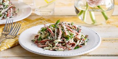 Сытный и вкусный: рецепт салата с колбасой и огурцами