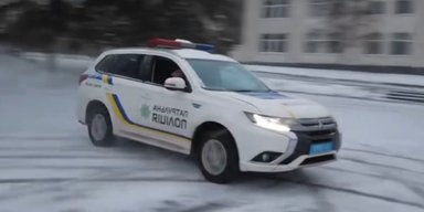 Дрифт і слалом: українські поліцейські показали свою водійську майстерність (відео)