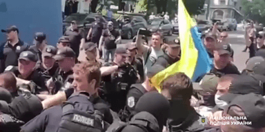 Сутички на "КиївПрайд": військовий вдарив поліцейського по голові протезом (відео)