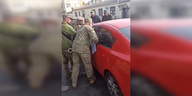 В Одессе работники ТЦК брали "штурмом" автомобиль: водитель провез одного из них на капоте (видео)
