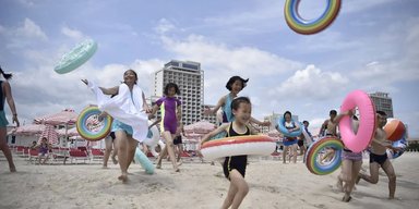Вдають туристів і готують бородинський хліб з вугіллям: росіянки розповіли про відпочинок на курорті у КНДР