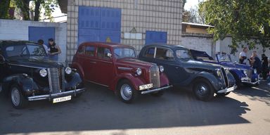 У Києві відкрився масштабний фестиваль ретроавто Old Car Land (фоторепортаж)