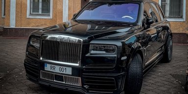 У Києві помітили дорогий кросовер Rolls-Royce із яскравим тюнінгом (фото)
