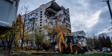 Двух людей нашли под завалами многоэтажки в Хмельницком (фото)