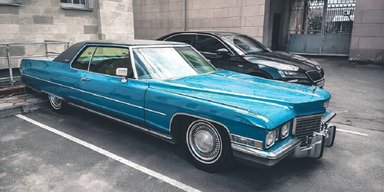 С 7,7-литровым V8: в Украине на паркинге пылится роскошный Cadillac 70-х (видео)