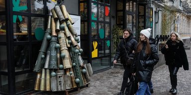 У Києві на вулиці розмістили ялинку з гільз артилерійських снарядів (фото)