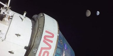 Миссия "Артемида-2" завершена: капсула с астронавтами приводнилась в Тихом океане (фото)