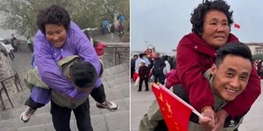 Мужчина путешествует по стране с парализованной матерью на спине (видео)