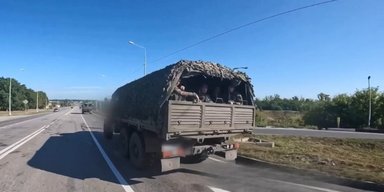 Знов ідуть колонами: росЗМІ викрили рух техніки ЗС РФ в Курській області (фото)