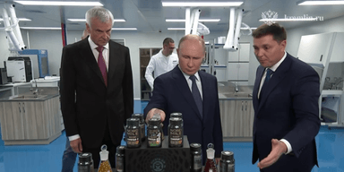 За години до саміту на Алясці: Путін у Магадані оглянув завод риб'ячого жиру (відео)