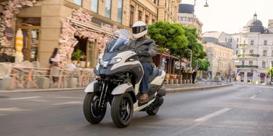 Yamaha выпустила нестандартный трехколесный скутер с подушкой безопасности (фото)